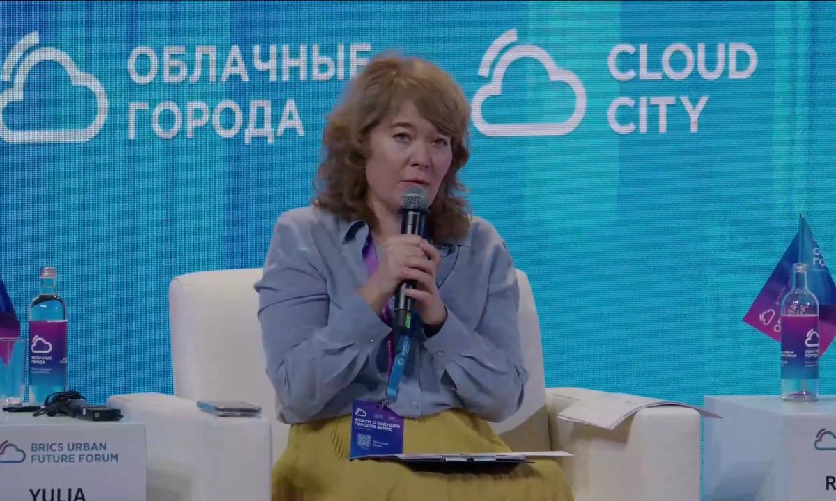 «Мы рады приветствовать всех в лучшем городе Земли! Цели по климату — одни из наименее успешно продвигающиеся. И на это, кажется, должны ответить технологии. Именно они — от изобретения компьютера до роботов — помогали человечеству выживать и распространяться по всей планете», — начинает открытие форума Юлия Урожаева, руководитель Департамента природопользования и охраны окружающей среды города Москвы.